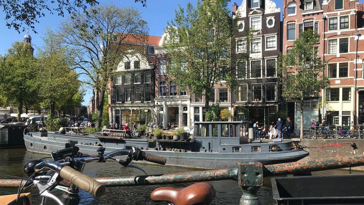 Amsterdam : les bateaux de plaisance polluants sur les célèbres canaux de la ville bientôt interdits