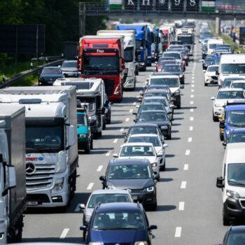 Besonders im Sommerreiseverkehr mussten Autofahrer Geduld mitbringen - etwa auf der A2 bei Hannover. (Archivbild) Foto: Julian S