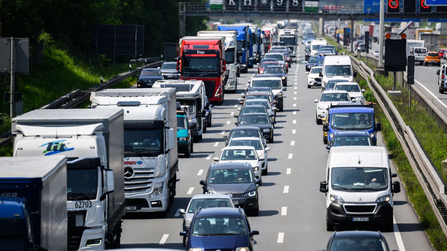 Besonders im Sommerreiseverkehr mussten Autofahrer Geduld mitbringen - etwa auf der A2 bei Hannover. (Archivbild) Foto: Julian S