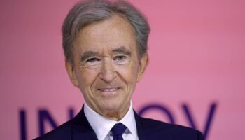 Bernard Arnault entame une grève du caviar pour protester contre le projet de surtaxe des entreprises