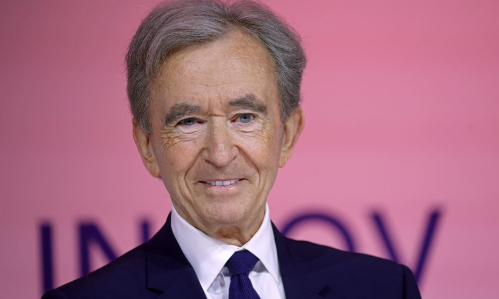 Bernard Arnault entame une grève du caviar pour protester contre le projet de surtaxe des entreprises