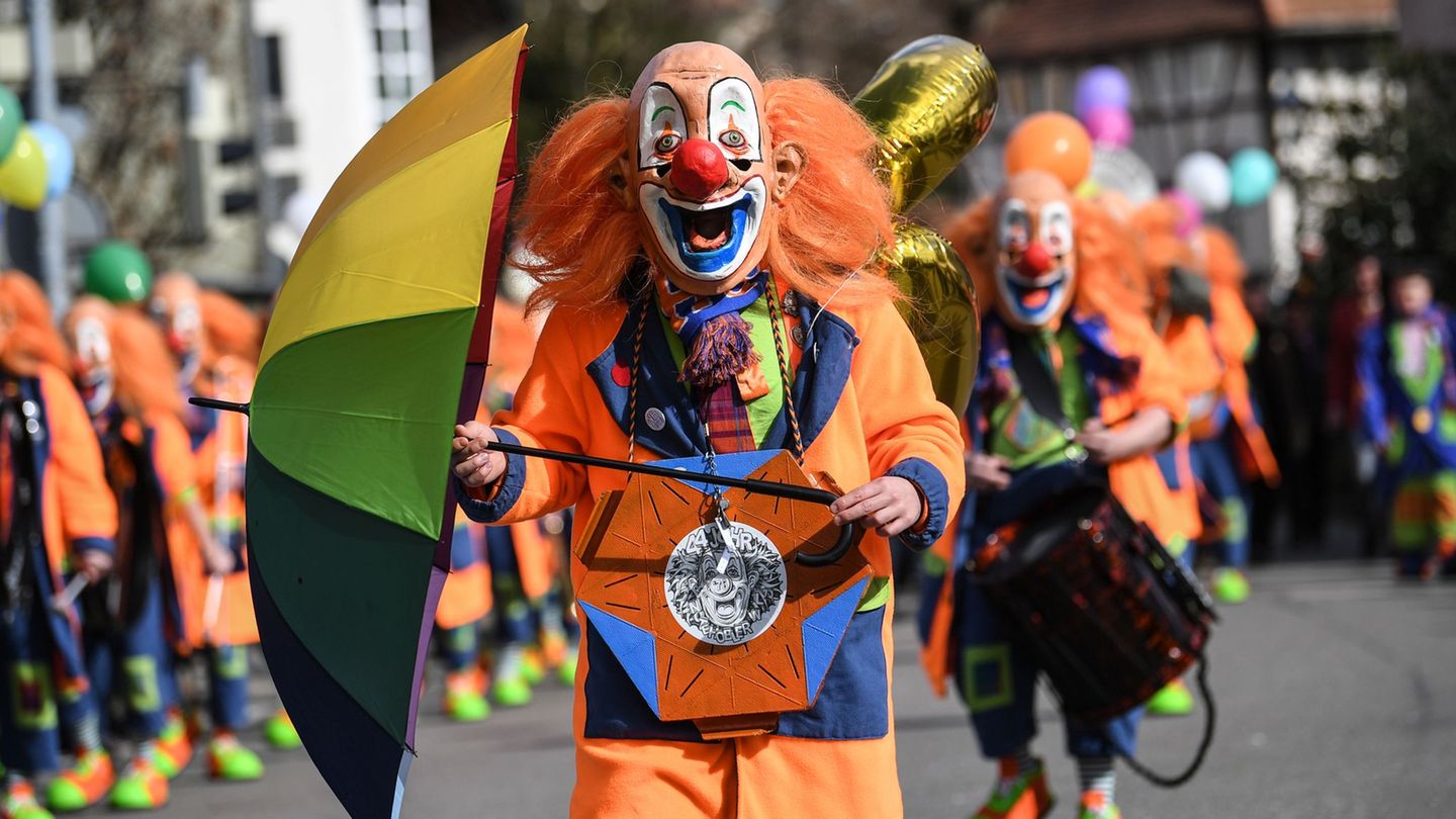 In vielen Städten und Dörfern in Deutschland laufen die Vorbereitungen auf Karnevalsumzüge. (Archivfoto) Foto: Patrick Seeger/dp