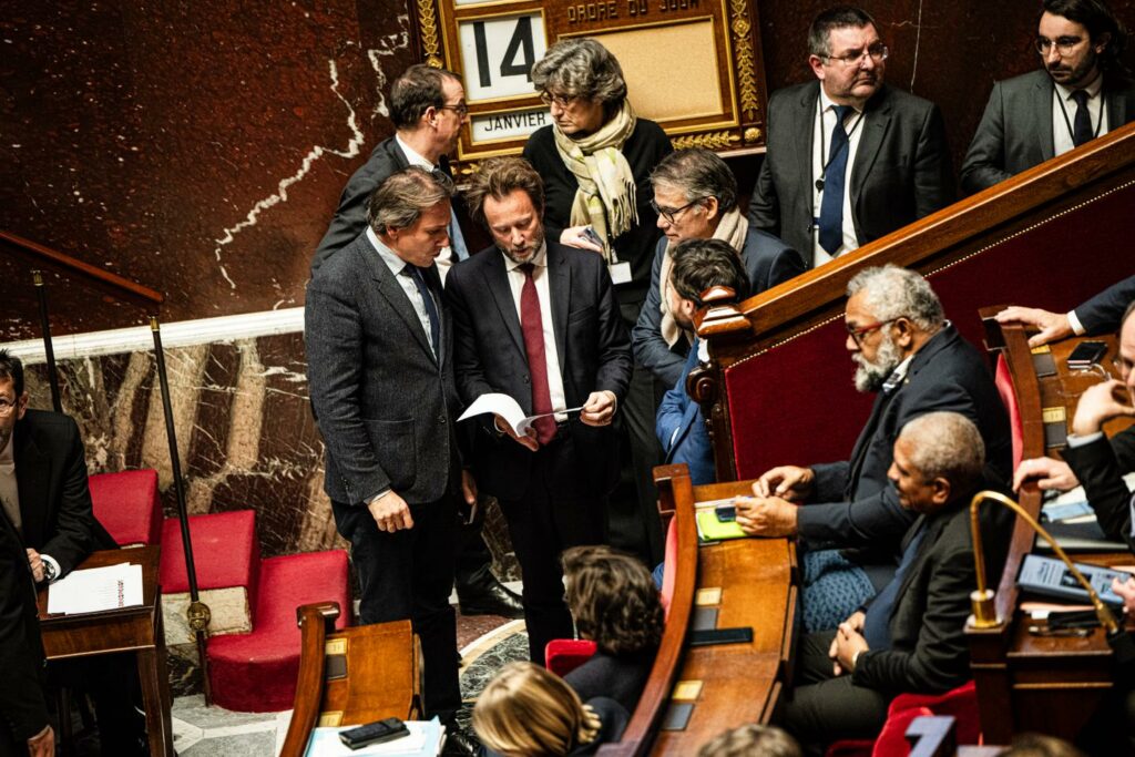 Budget de la « Sécu » : avec de nouvelles concessions, le gouvernement espère que le PS ne votera pas la censure