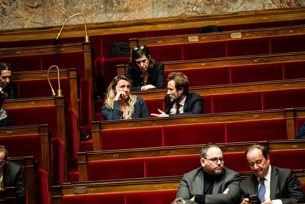 Budget : malgré les concessions obtenues, les socialistes restent hésitants sur l’attitude à adopter en cas de motion de censure