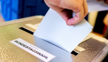 Menschen mit körperlichen Einschränkungen können sich bei der Wahl von Hilfspersonen helfen lassen. (Symbolbild) Foto: Hauke-Chr