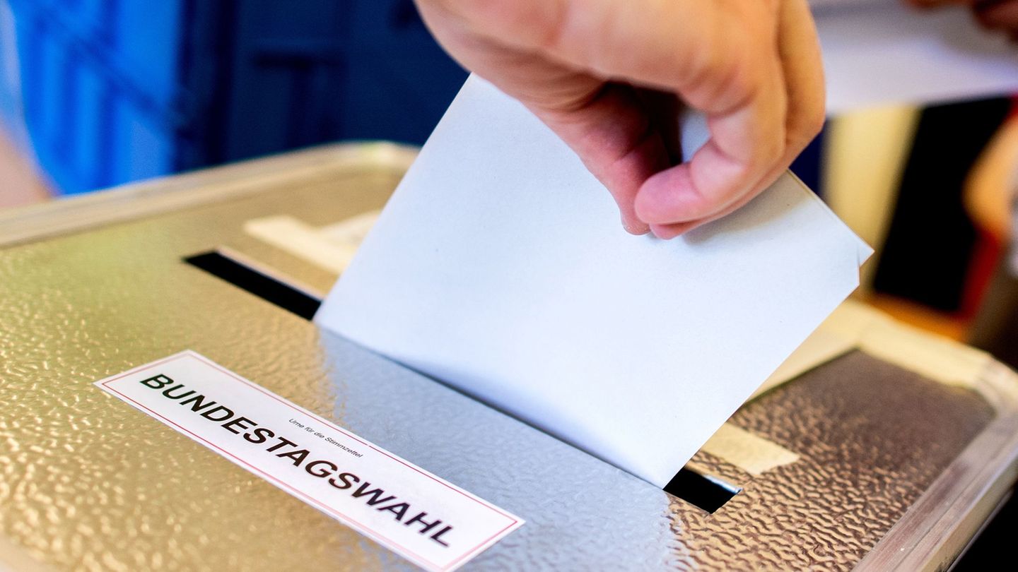 Menschen mit körperlichen Einschränkungen können sich bei der Wahl von Hilfspersonen helfen lassen. (Symbolbild) Foto: Hauke-Chr