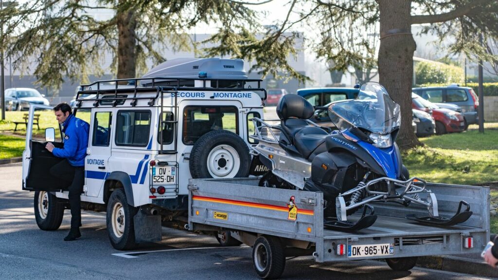 « Ça fera jurisprudence ailleurs dans les Alpes » : les motoneiges saisies à Chamrousse remises aux secouristes