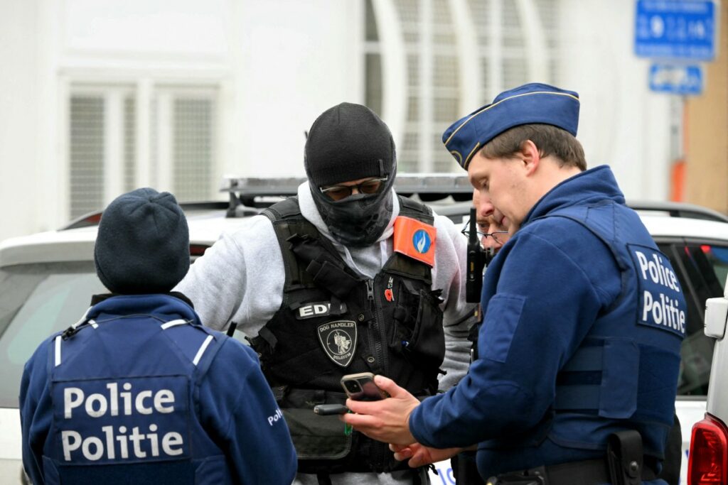 Chasse à l'homme à Bruxelles: Tirs à l'arme de guerre devant une station de métro