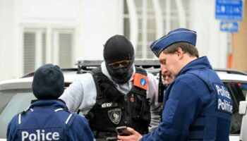 Chasse à l'homme à Bruxelles: Tirs à l'arme de guerre devant une station de métro