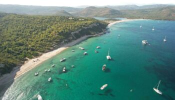 Climat : pour aller en Corse, faut-il préférer le ferry ou l’avion ?