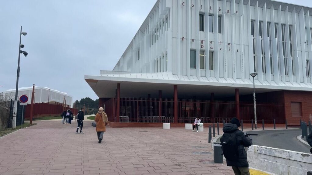 Collégien tabassé à Bobigny : trois surveillants de l’établissement ont été suspendus par le rectorat