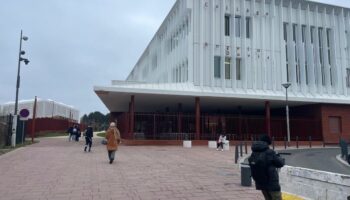 Collégien tabassé à Bobigny : trois surveillants de l’établissement ont été suspendus par le rectorat