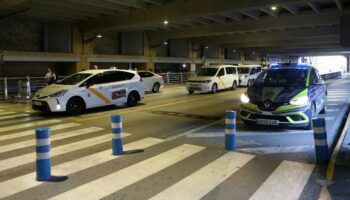 Comienza sin incidentes y con amplia presencia policial el turno rotatorio de taxis en el aeopuerto de Sevilla: «Ya no somos como Nápoles»