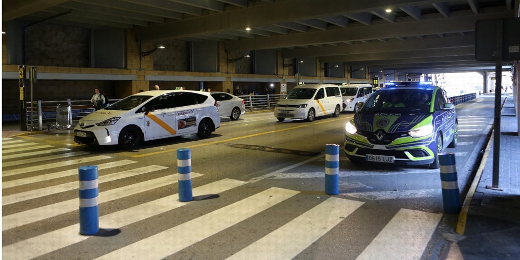 Comienza sin incidentes y con amplia presencia policial el turno rotatorio de taxis en el aeopuerto de Sevilla: «Ya no somos como Nápoles»