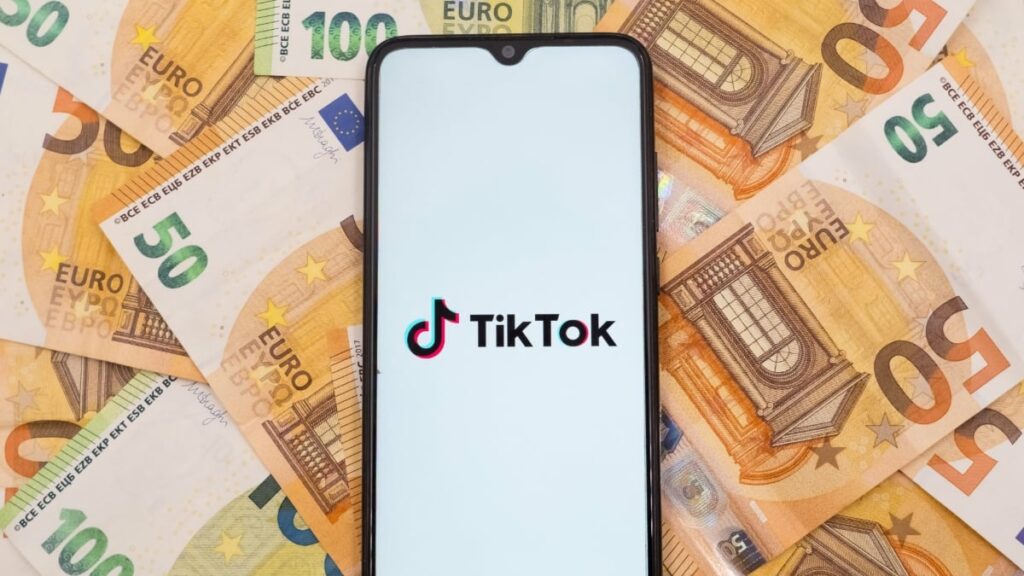 Contre la précarité, certains se lancent sur TikTok pour arrondir leurs fins de mois