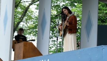 Dans « Un parfait inconnu », Monica Barbaro dans les pas de Joan Baez