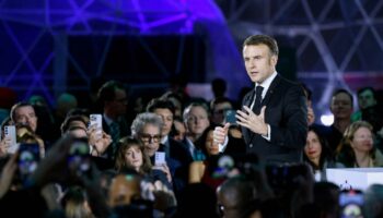 Data centers géants : Emmanuel Macron vante une France « dans la course » de l’IA