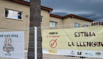 Denuncian a la Inspección que un colegio cuelga una pancarta para que las familias voten valenciano en vez de castellano