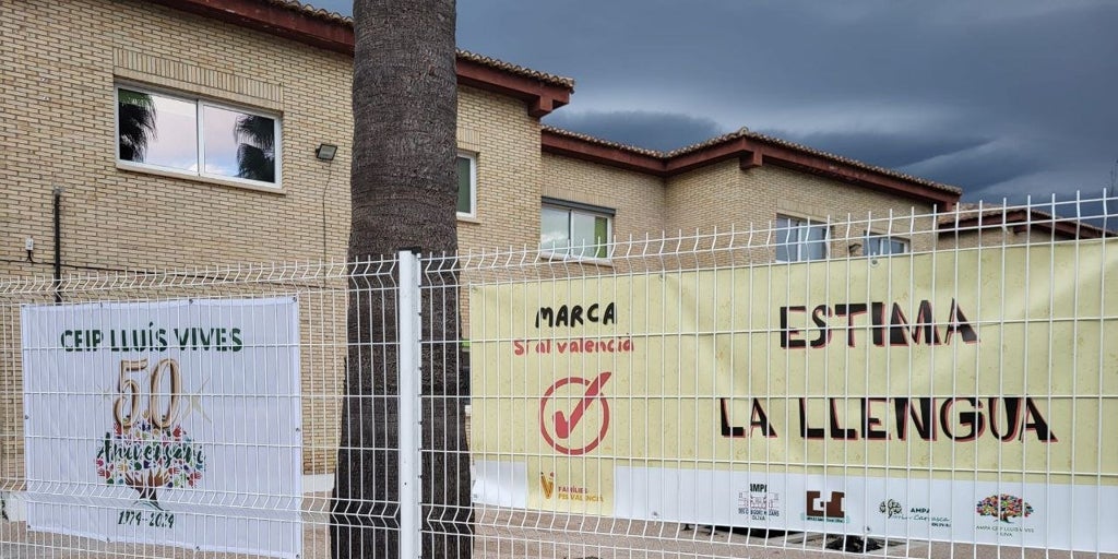 Denuncian a la Inspección que un colegio cuelga una pancarta para que las familias voten valenciano en vez de castellano