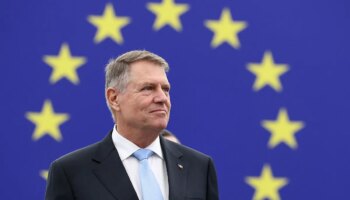 Dimite el presidente de Rumanía, Klaus Iohannis, presionado por la anulación de las elecciones del pasado diciembre