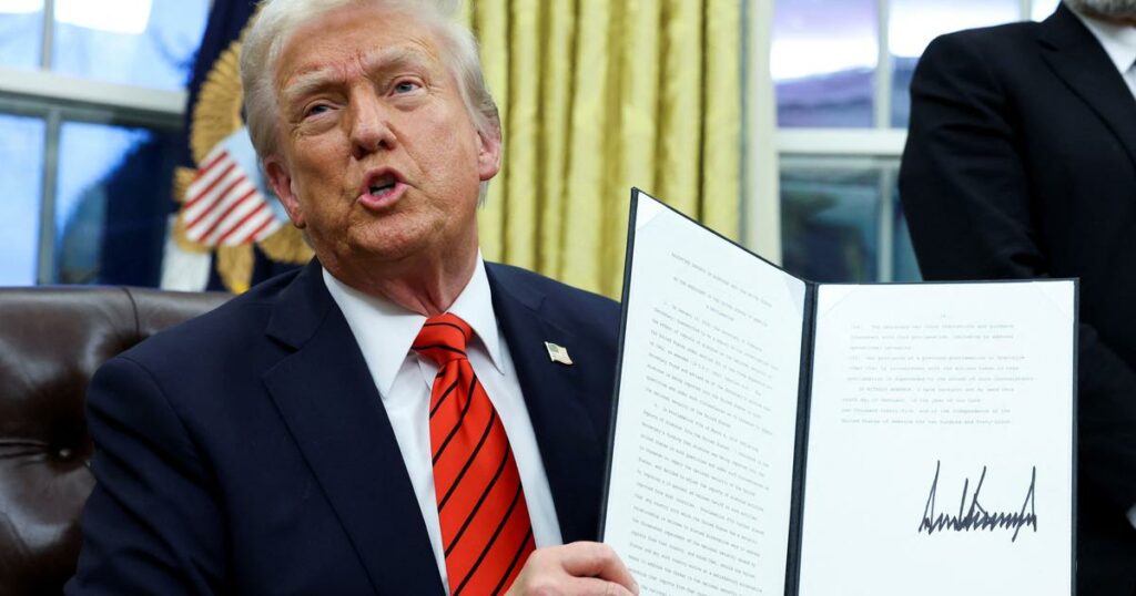 Donald Trump signe les décrets imposant des droits de douane sur l’aluminium et l’acier