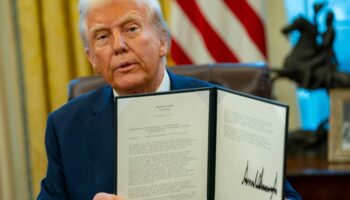 Donald Trump signe un ordre exécutif reconnaissant l’existence de la Terre Plate