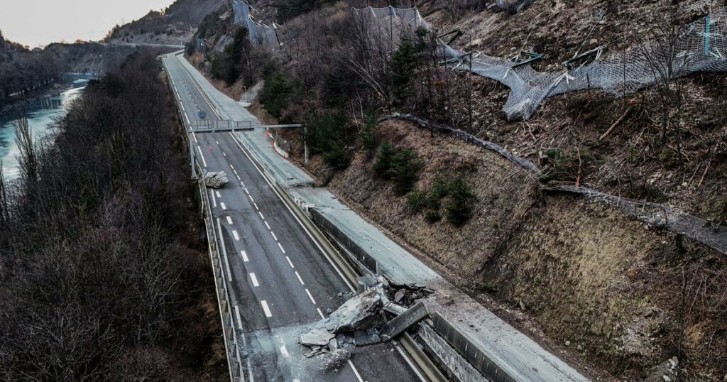 Éboulement en Savoie : la route va pouvoir rouvrir au moins sur une voie pour les départs en vacances samedi