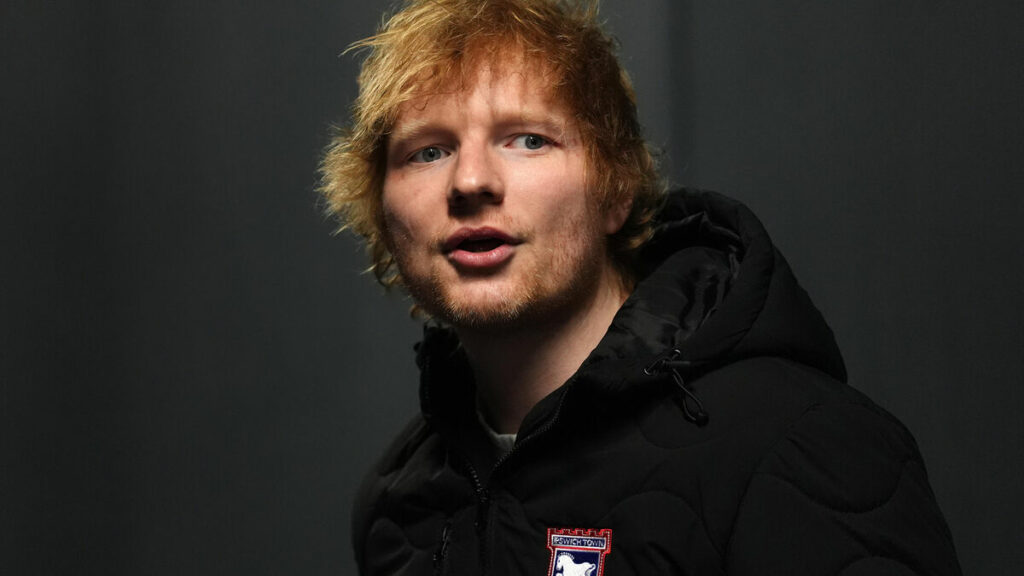 Ed Sheeran se fait couper son micro par la police indienne en pleine représentation improvisée dans la rue