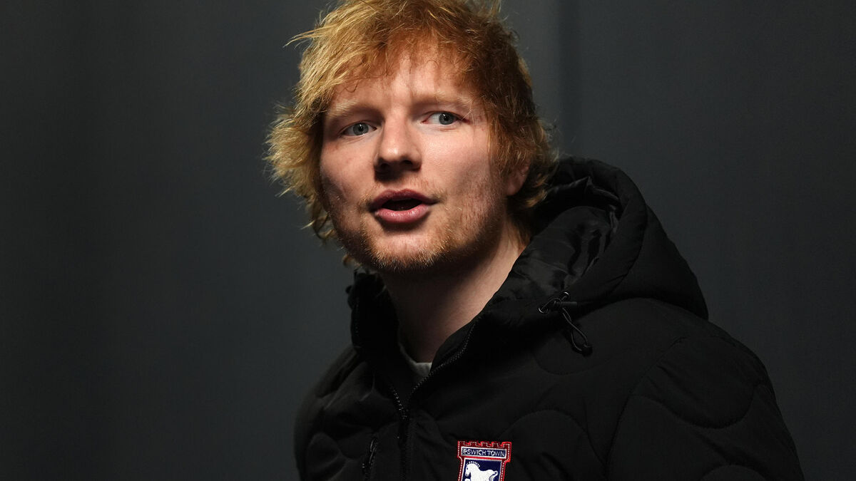 Ed Sheeran se fait couper son micro par la police indienne en pleine représentation improvisée dans la rue