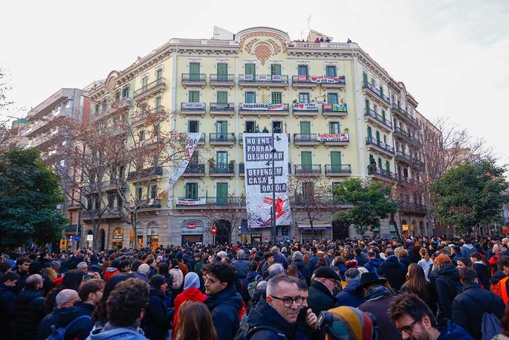 El Ayuntamiento de Barcelona compra la Casa Orsola después de la paralización de un desahucio tras la protesta de activistas y vecinos