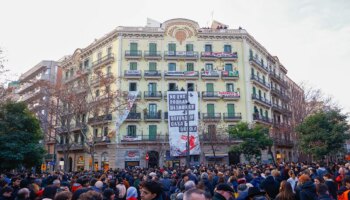 El Ayuntamiento de Barcelona compra la Casa Orsola después de la paralización de un desahucio tras la protesta de activistas y vecinos