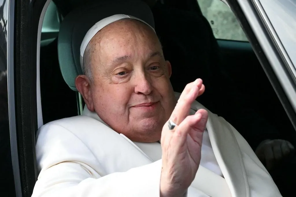 El Papa Francisco pasa una noche tranquila en el hospital donde fue ingresado con bronquitis