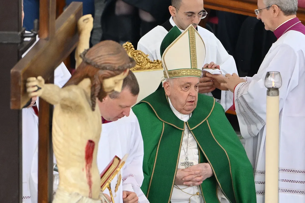 El Papa interrumpe la lectura de su homilía por "dificultades en la respiración"