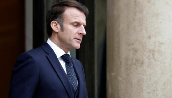 Emmanuel Macron dépose plainte en Guadeloupe après la découverte d’une œuvre le montrant décapité