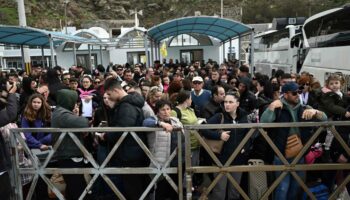 En Grèce, des milliers d’habitants fuient l’île de Santorin, frappée par des séismes à répétition