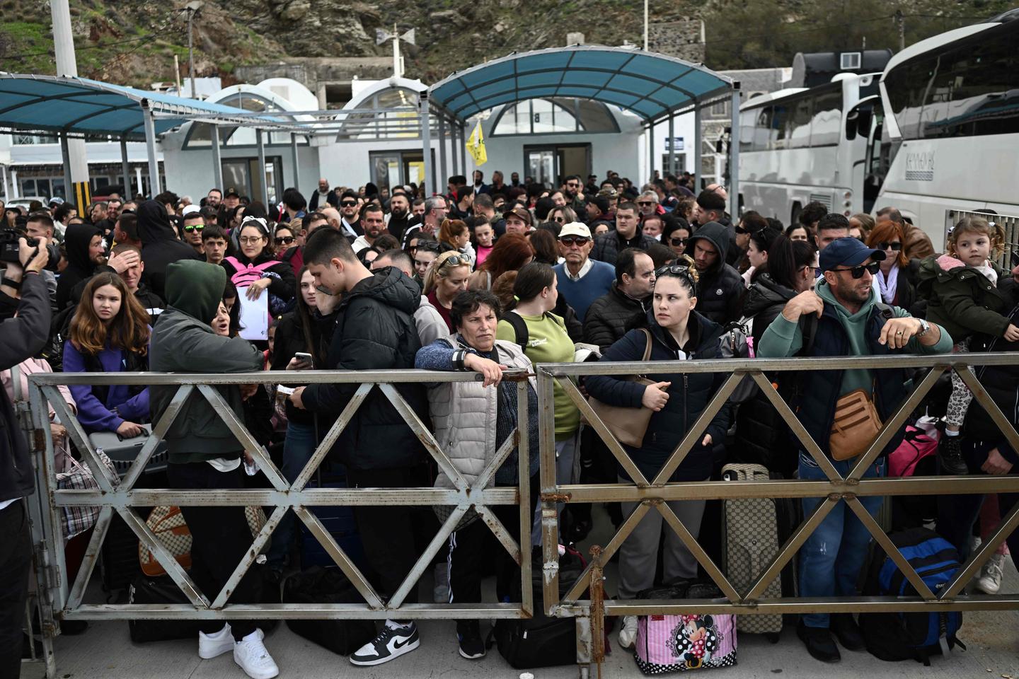 En Grèce, des milliers d’habitants fuient l’île de Santorin, frappée par des séismes à répétition