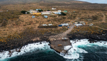 En Terres australes françaises, un incendie sur l'île d'Amsterdam menace une base scientifique