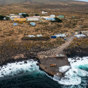 En Terres australes françaises, un incendie sur l'île d'Amsterdam menace une base scientifique