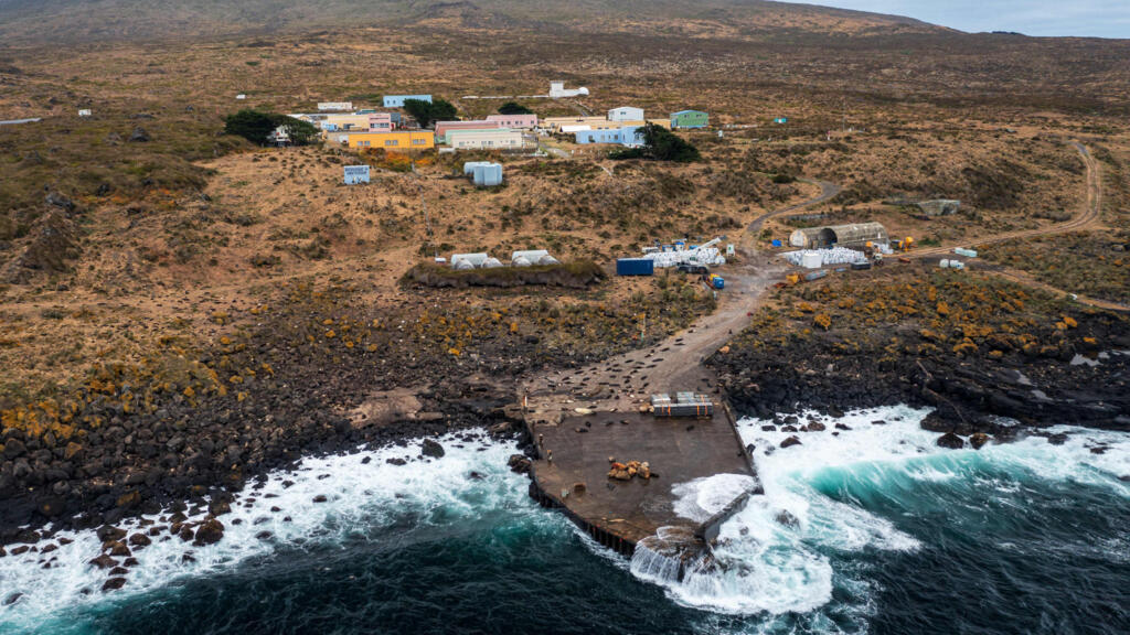 En Terres australes françaises, un incendie sur l'île d'Amsterdam menace une base scientifique