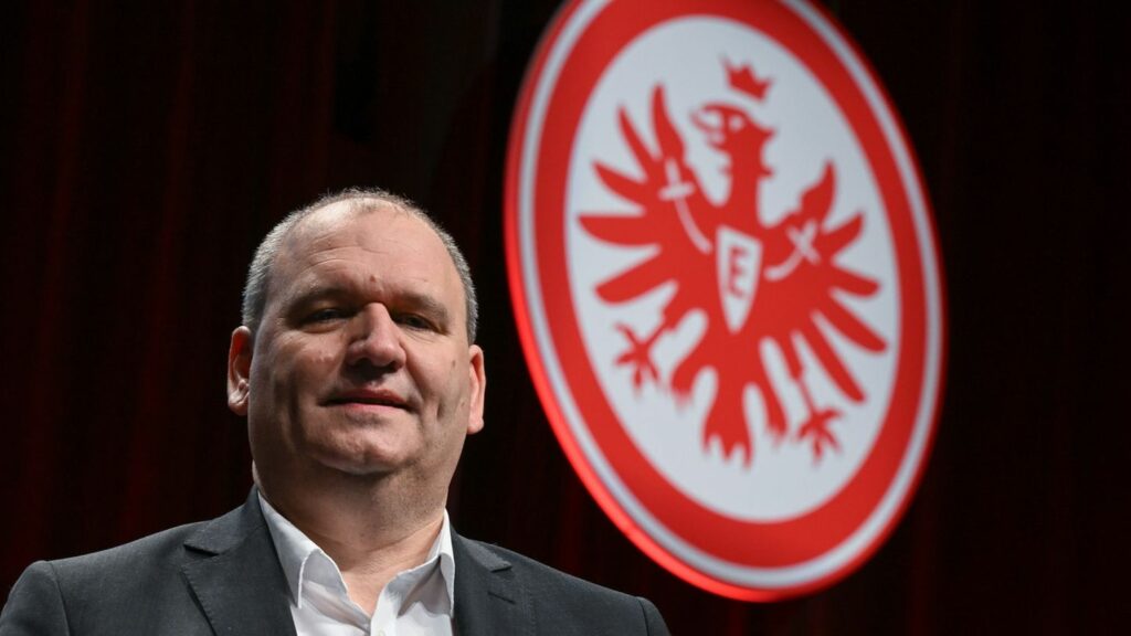 Eintracht-Präsident Beck sagte, er habe sich nicht gegen Windkraft positioniert. Foto: Arne Dedert/dpa