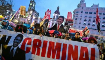 Espagne : 25 000 personnes manifestent à Valence pour dénoncer la gestion des inondations