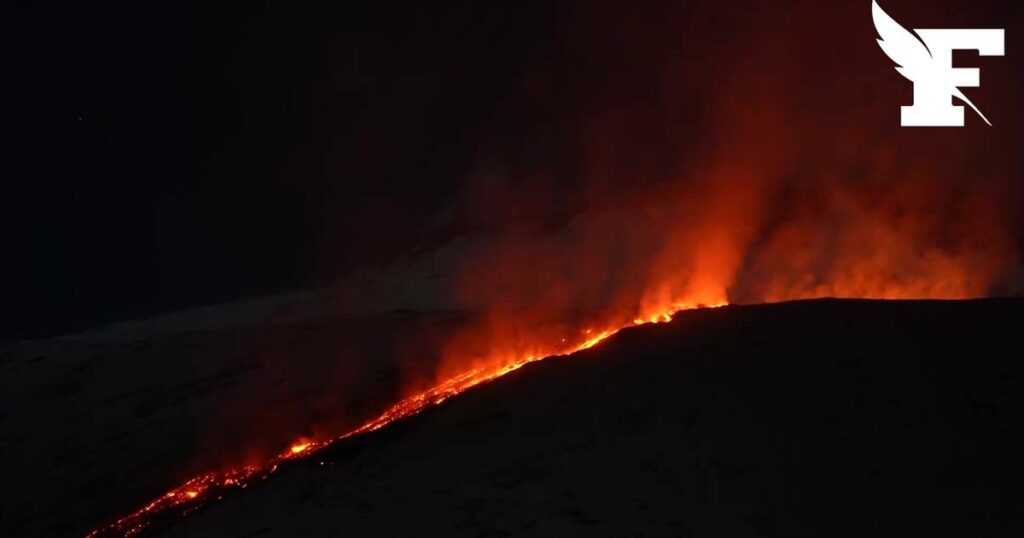 Etna : les images étonnantes de la coulée de lave sur le mont enneigé