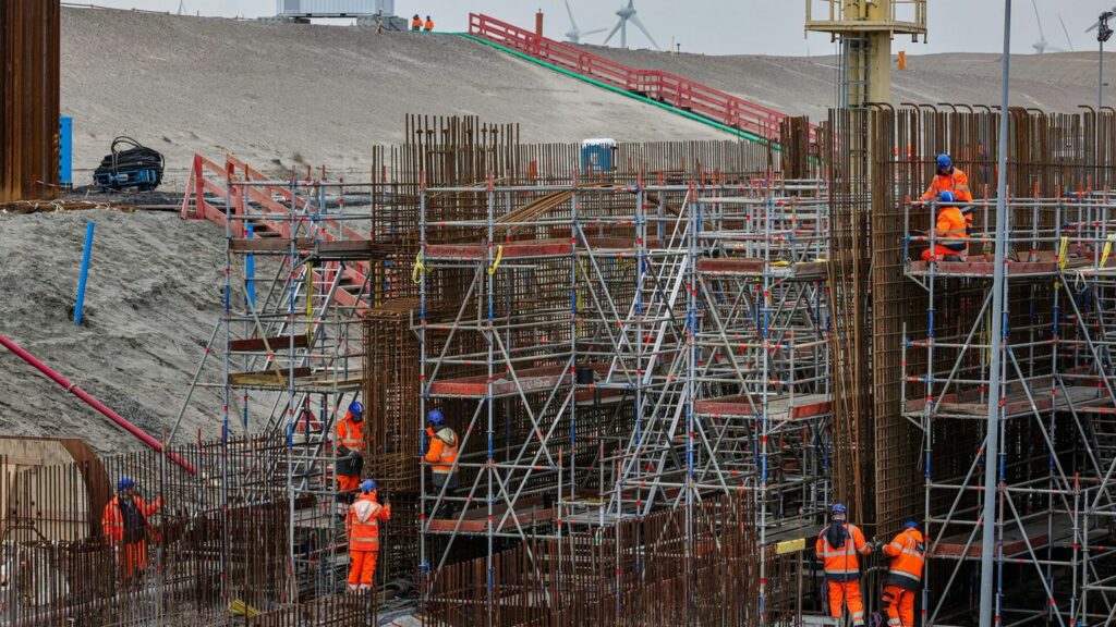 Auf der Baustelle des Ostseetunnels auf Fehmarn ist ein Arbeiter bei einem Sturz von einem Gerüst verletzt worden. Die Polizei s