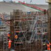 Auf der Baustelle des Ostseetunnels auf Fehmarn ist ein Arbeiter bei einem Sturz von einem Gerüst verletzt worden. Die Polizei s