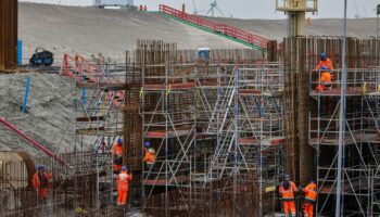 Auf der Baustelle des Ostseetunnels auf Fehmarn ist ein Arbeiter bei einem Sturz von einem Gerüst verletzt worden. Die Polizei s