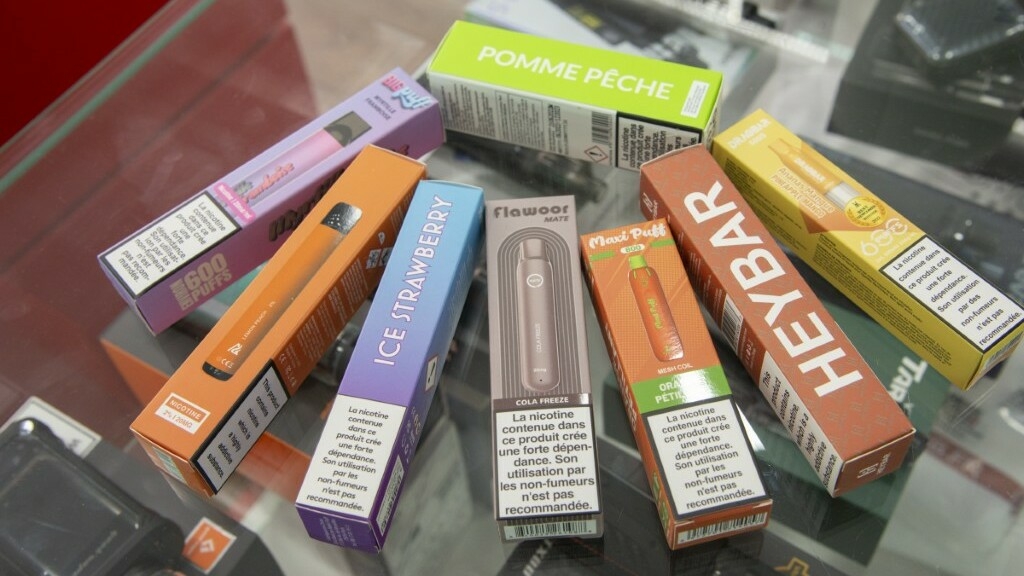 Finis les "puffs": La France dit "stop" aux cigarette jetables