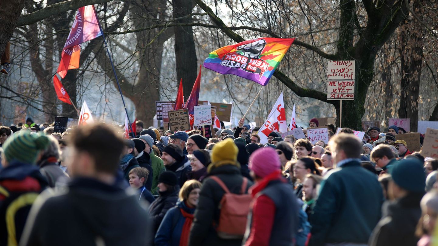 Tausende demonstrieren in Göttingen gegen einen Aufmarsch der sogenannten Querdenker-Szene. Foto: Stefan Rampfel/dpa