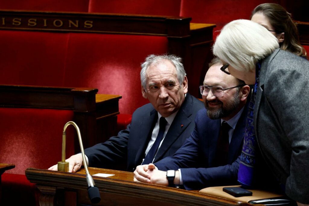 François Bayrou échappe à deux motions de censure et fait adopter le budget de l’Etat à l’Assemblée nationale