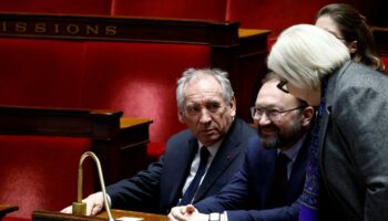 François Bayrou échappe à deux motions de censure et fait adopter le budget de l’Etat à l’Assemblée nationale