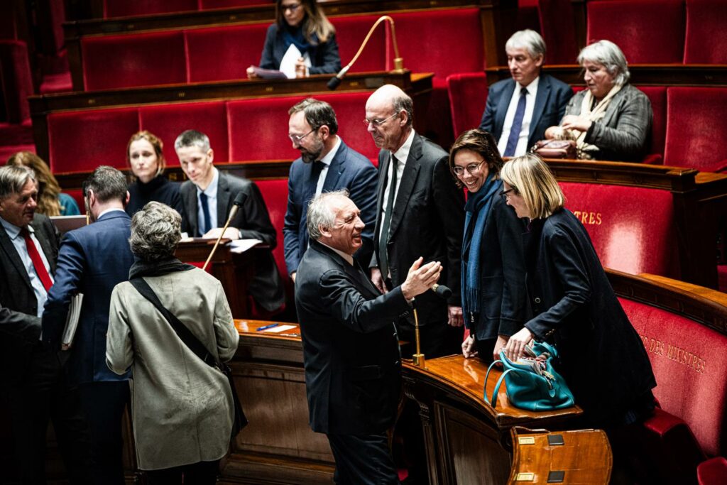 François Bayrou passe l’étape budgétaire mais s’installe dans un équilibre parlementaire fragile